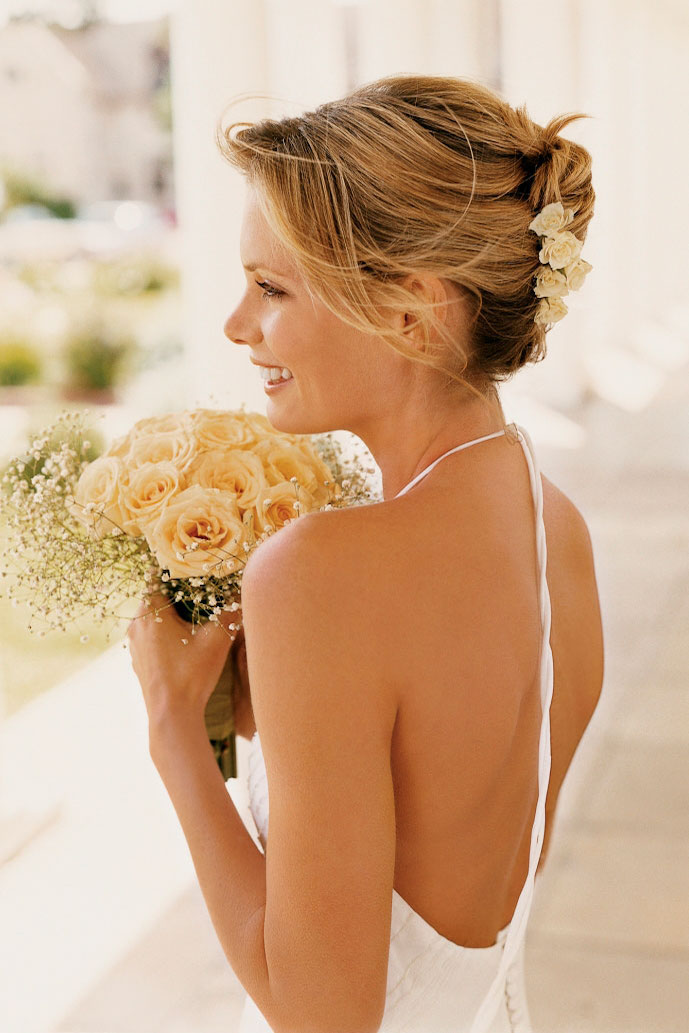 прически с цветами на свадьбу смотреть