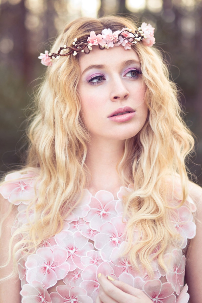 прически с цветами на свадьбу для блонда