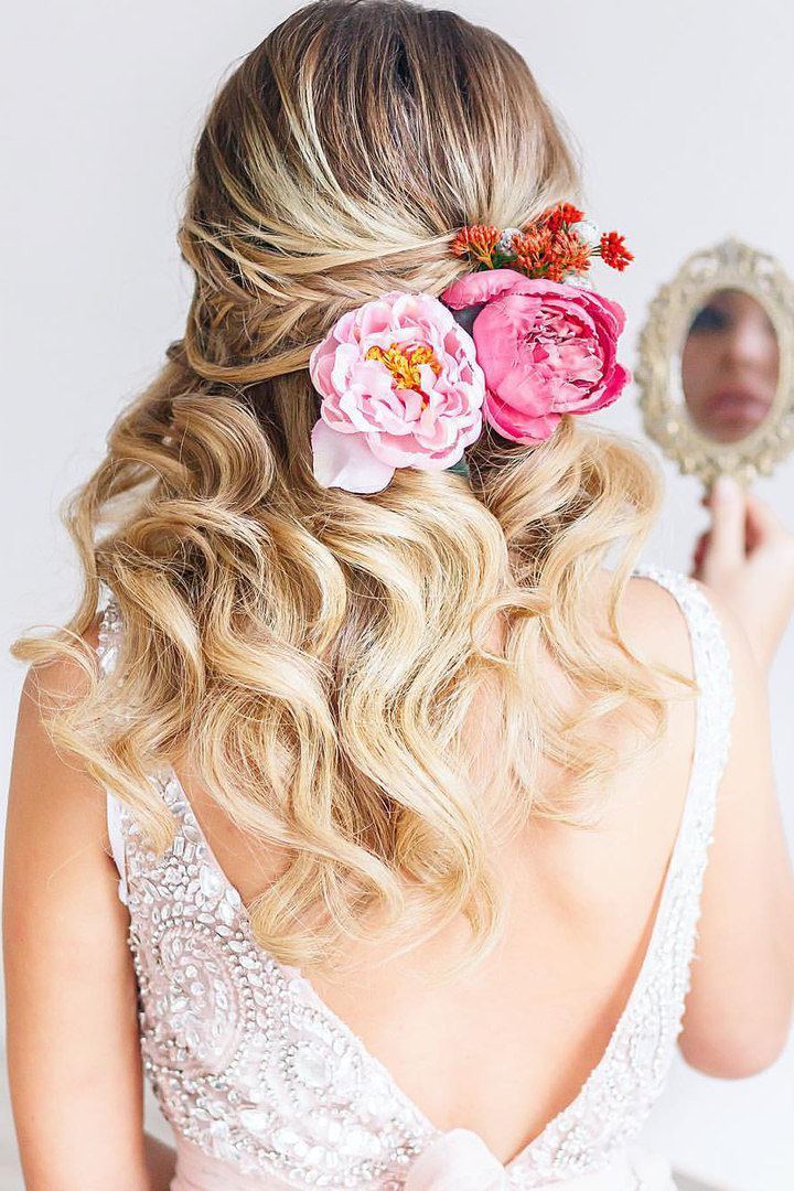 прически
                              с цветами на свадьбу фото