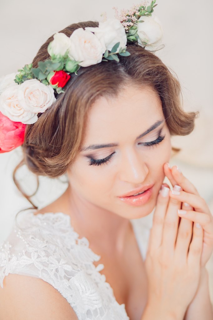 прически с цветами на свадьбу