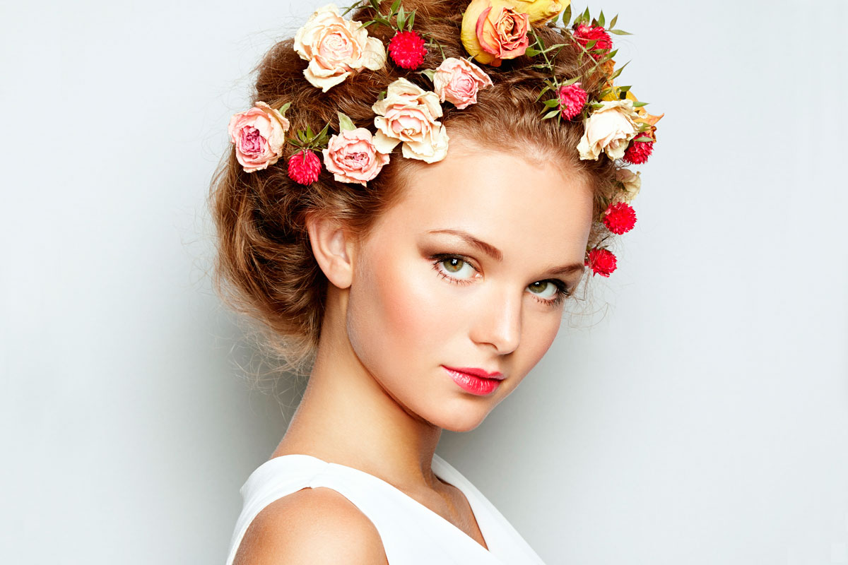 свадебные прически с живыми цветами примеры