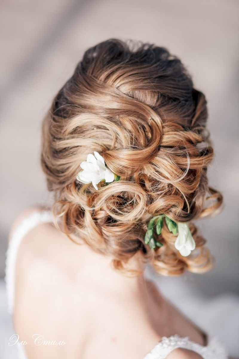 прически
                              с цветами на свадьбу летом