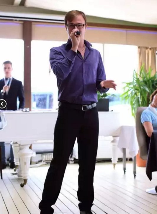 Вокалист Андрей Торопов&nbsp;Вокалист Андрей Торопов : 