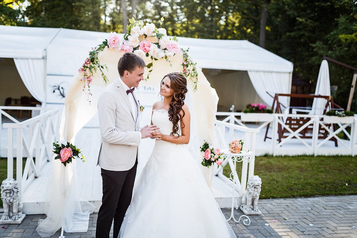 Оформление&nbsp;Ведущая Алёна Котова : 