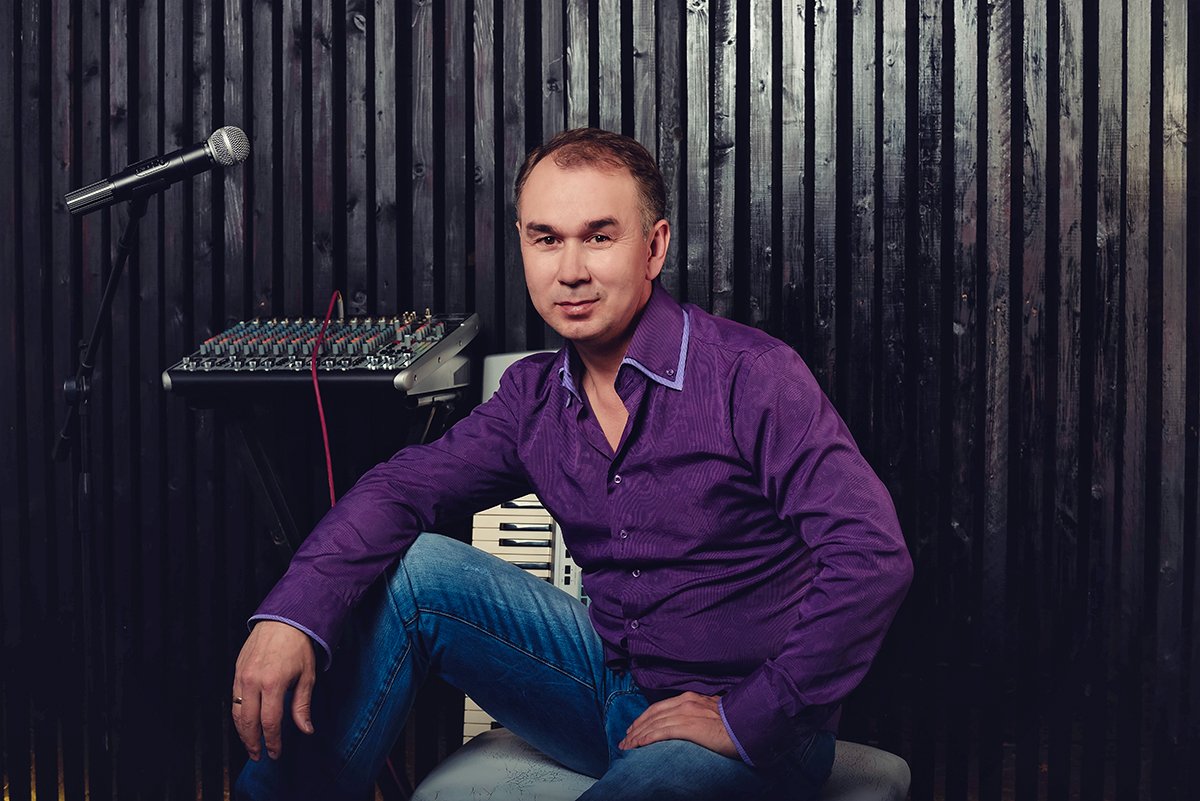 а.jpg – Ведущий и певец Роман Касимов |  в Москве - 1 из 14