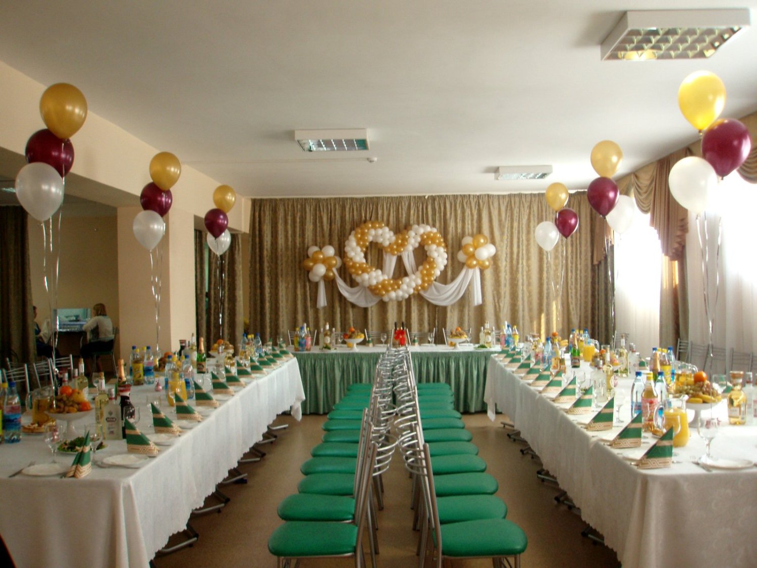 Оформление тканями, шарами.&nbsp;Цветное Настроение : 