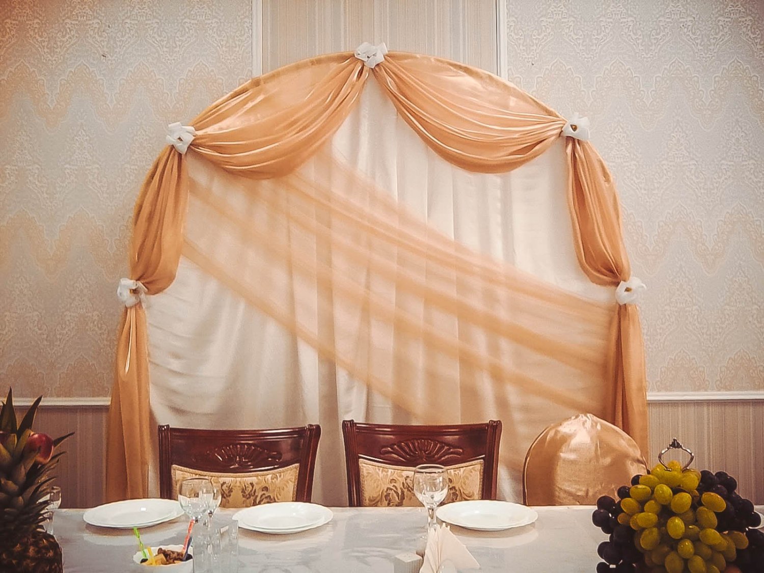 Оформление тканями, шарами.&nbsp;Цветное Настроение : 