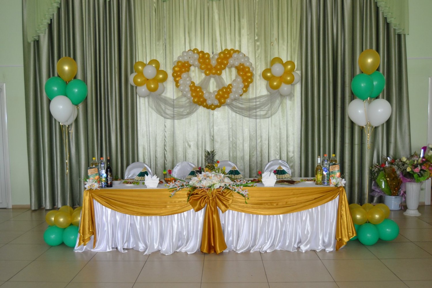 Оформление тканями, шарами.&nbsp;Цветное Настроение : 