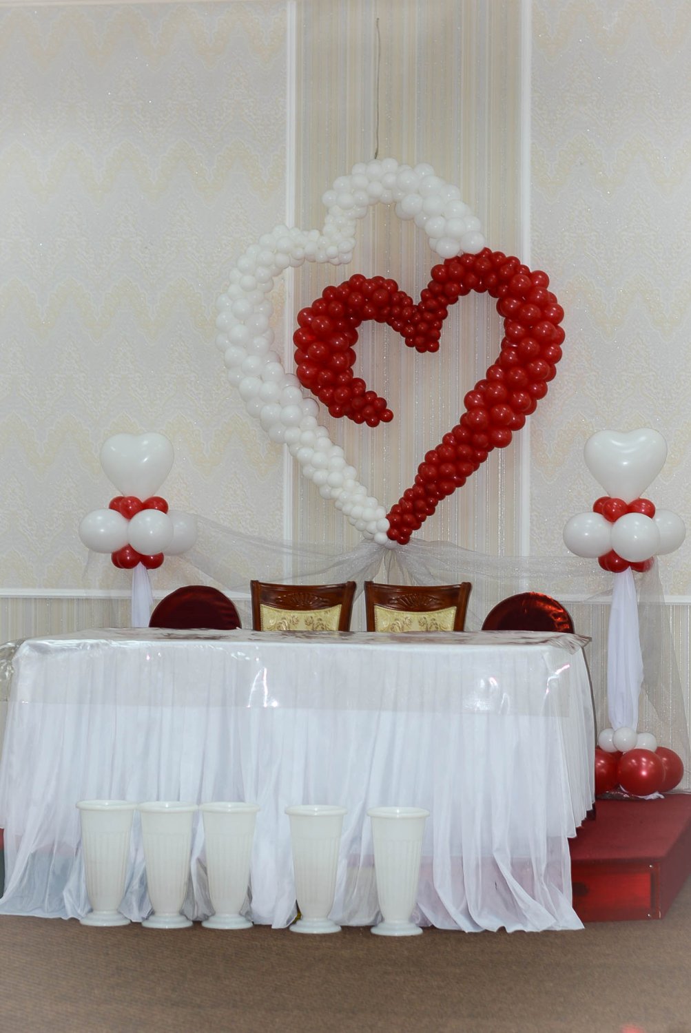 Оформление тканями, шарами.&nbsp;Цветное Настроение : 