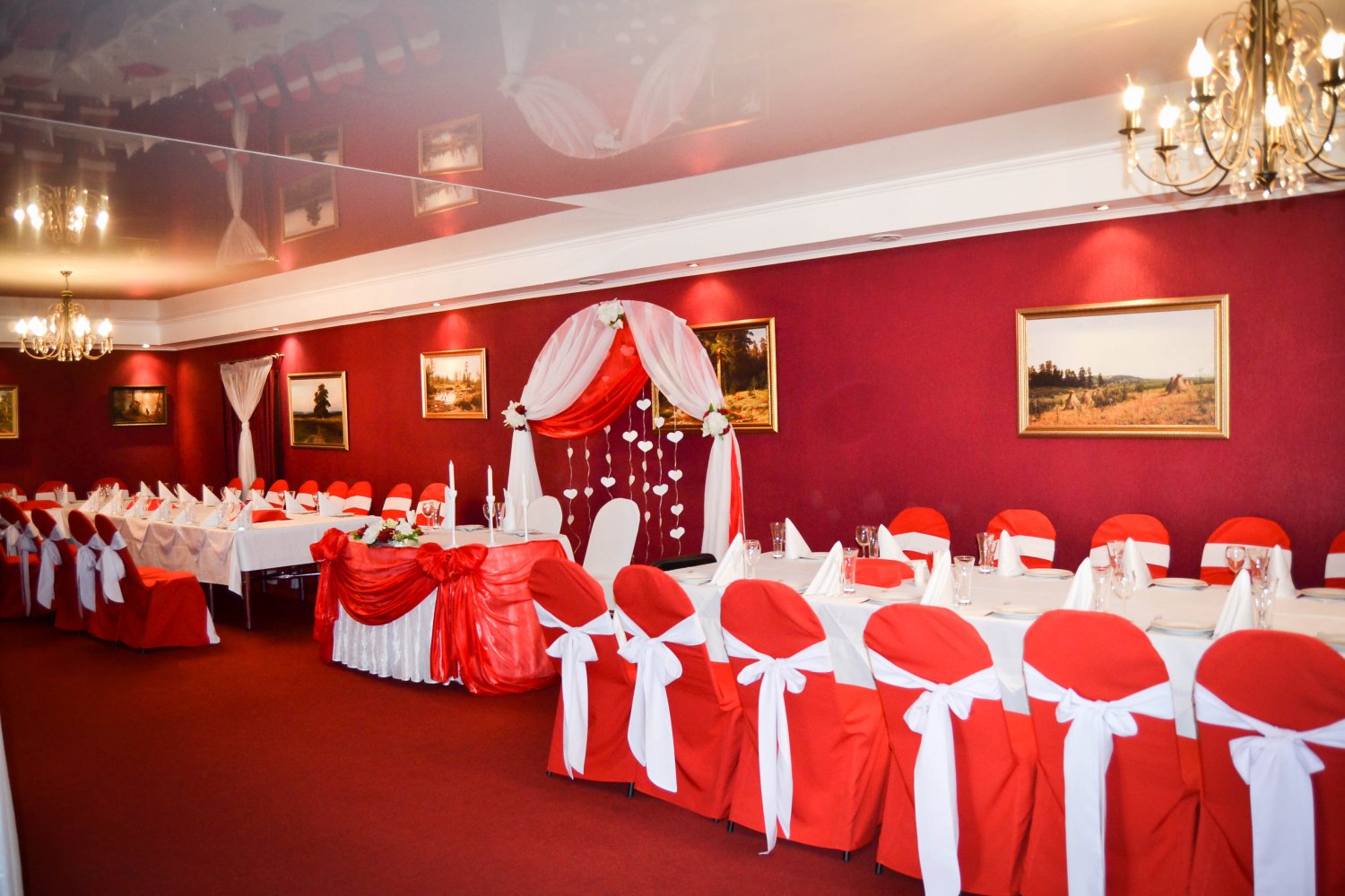 Оформление тканями, шарами.&nbsp;Цветное Настроение : 