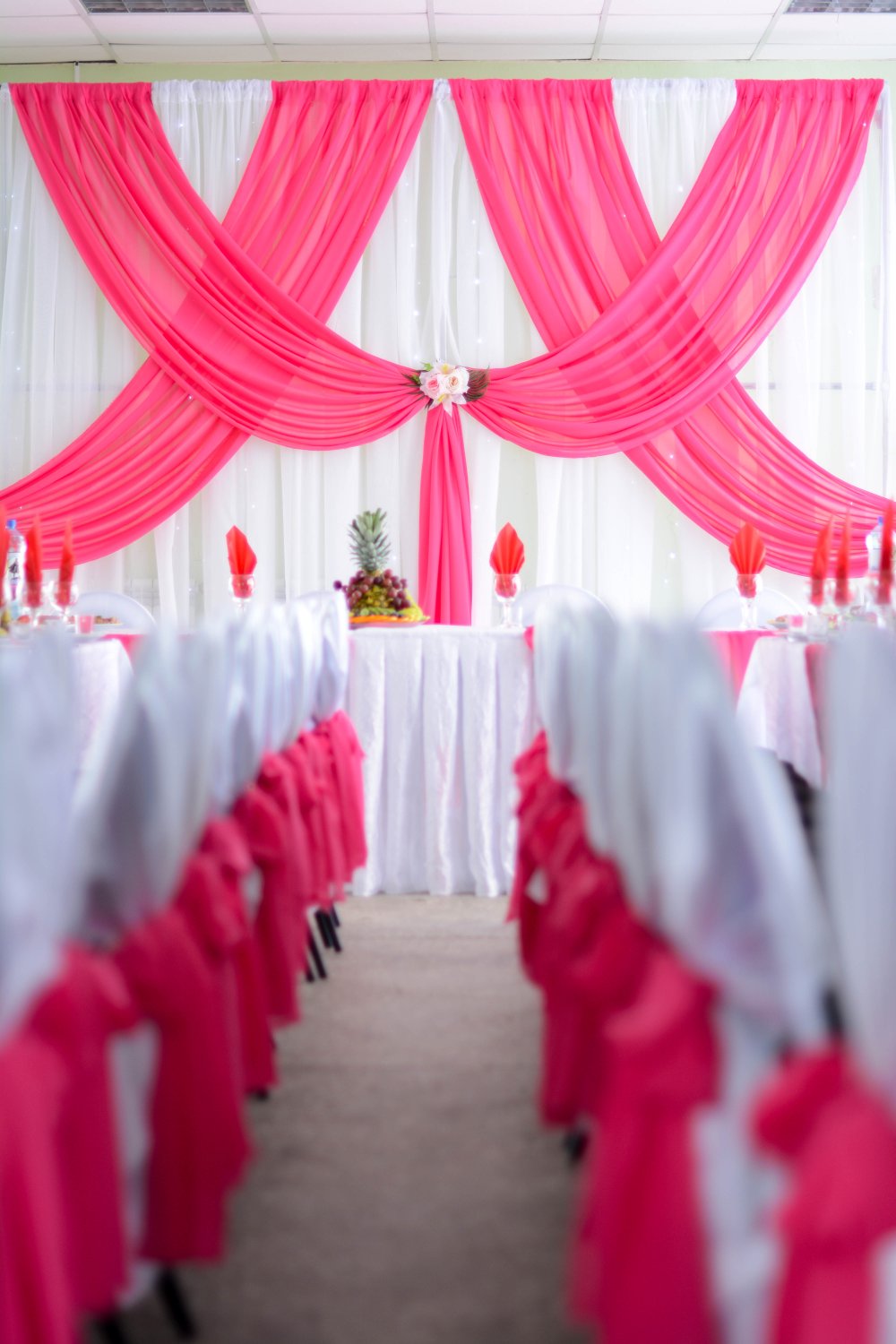 Оформление тканями, шарами.&nbsp;Цветное Настроение : 