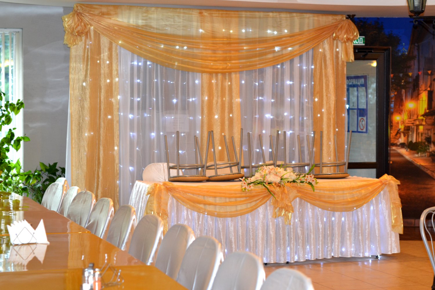 Оформление тканями, шарами.&nbsp;Цветное Настроение : 