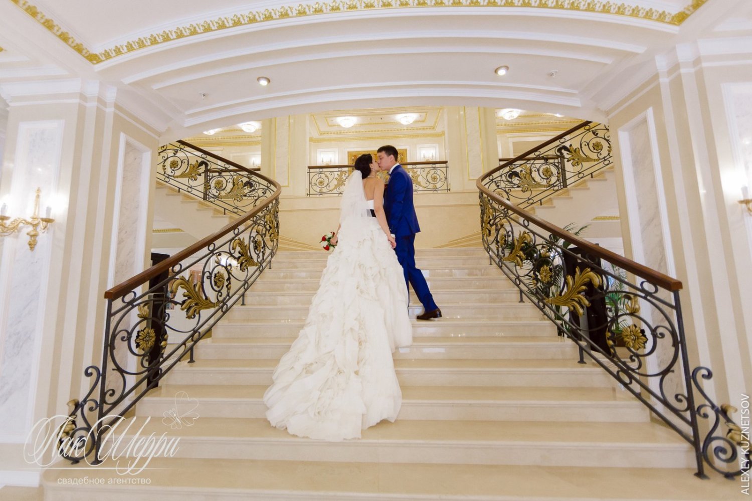 Красные ягоды на синем бархате Ильи и Дианы&nbsp;Свадебное агентство "ЛакШерри" : 