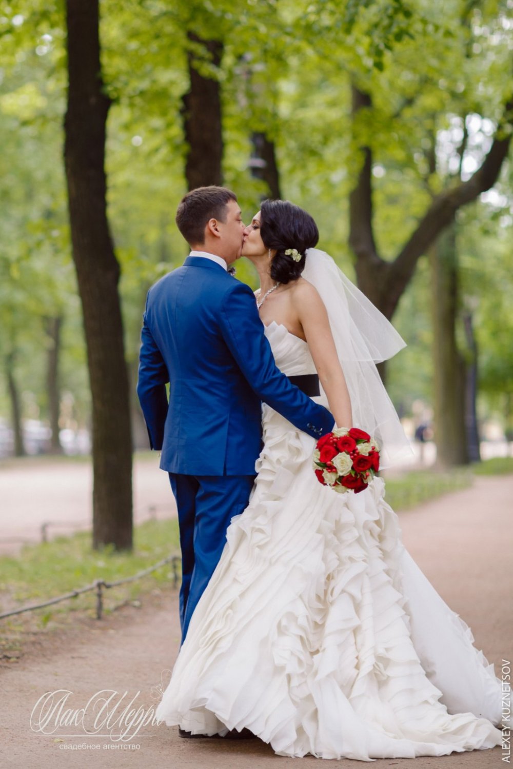 Красные ягоды на синем бархате Ильи и Дианы&nbsp;Свадебное агентство "ЛакШерри" : 