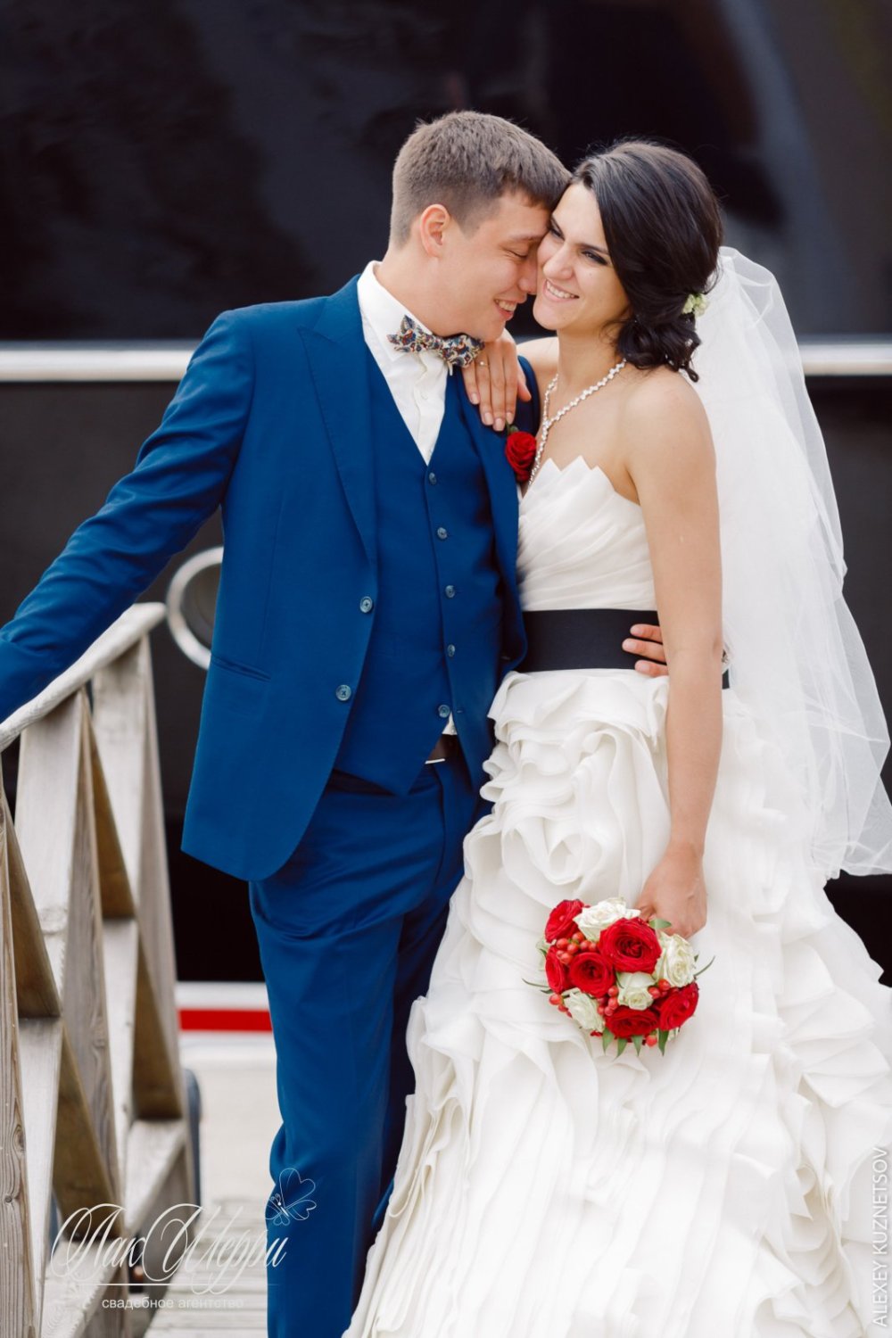 Красные ягоды на синем бархате Ильи и Дианы&nbsp;Свадебное агентство "ЛакШерри" : 