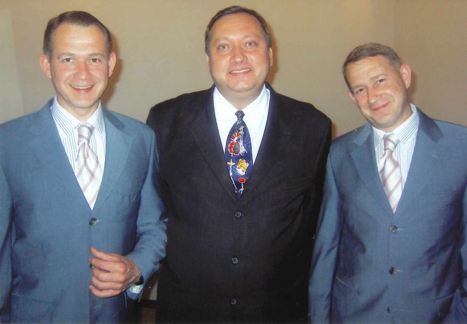 Просто человек-праздник&nbsp;Ведущий, тамада, сценарист, режиссер. Работаю в формате 3D. Динамично, Достойно, неДорого! : 