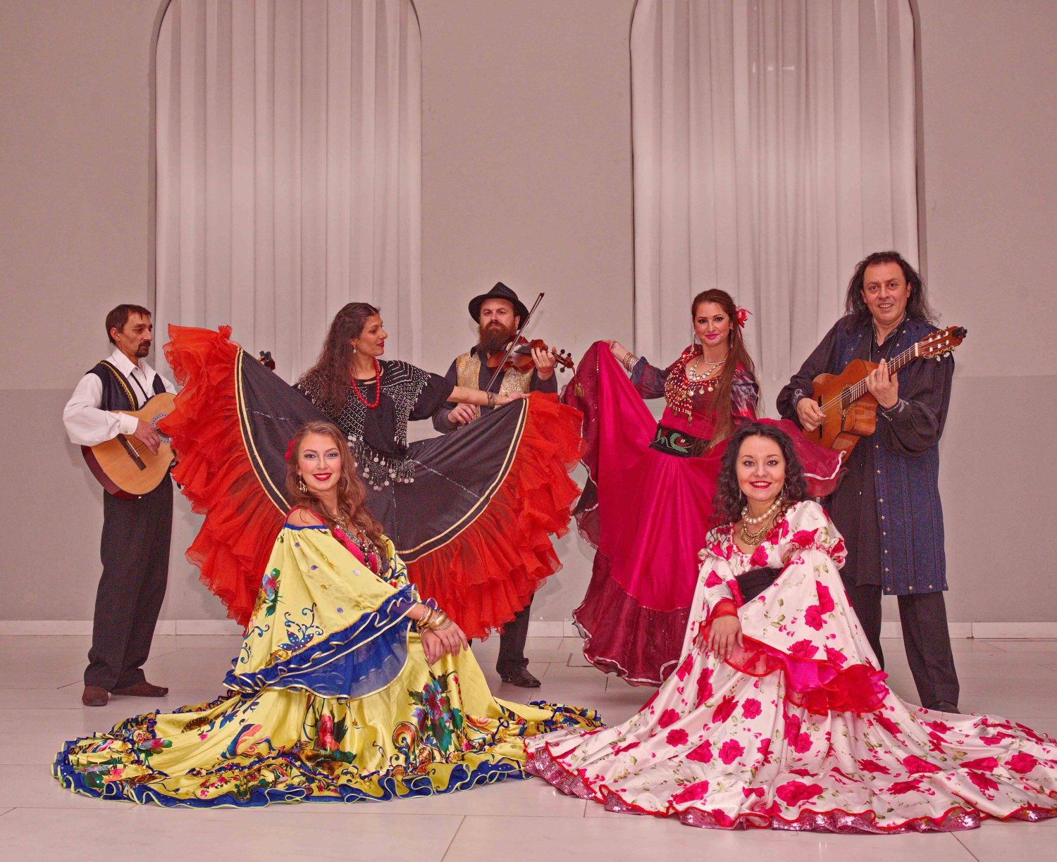 Цыганский этнический профессиональный ансамбль "Золотая Подкова"&nbsp;Цыганский этнический ансамбль "Золотая Подкова" : 