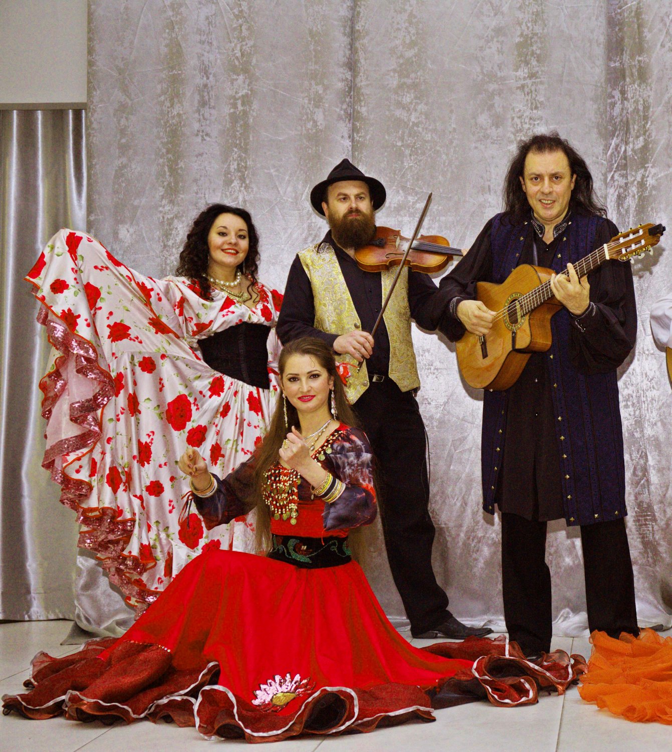 Цыганский этнический профессиональный ансамбль "Золотая Подкова"&nbsp;Цыганский этнический ансамбль "Золотая Подкова" : 