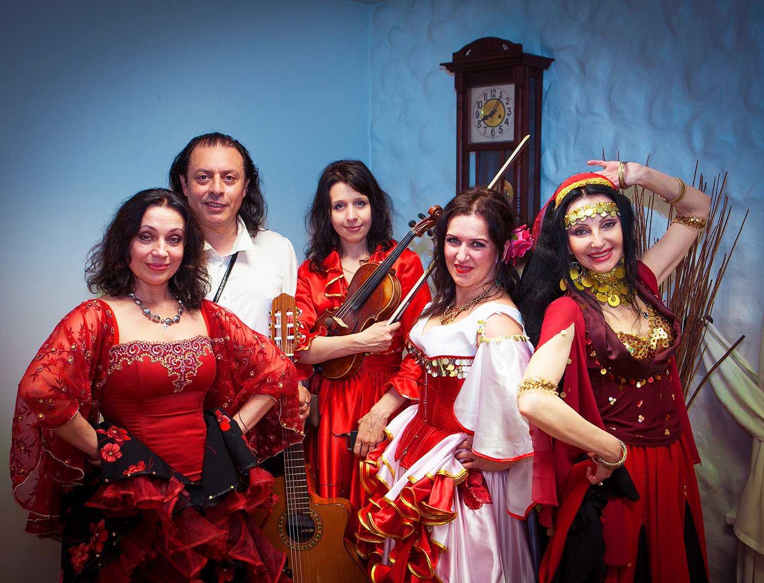 Цыганский этнический профессиональный ансамбль "Золотая Подкова"&nbsp;Цыганский этнический ансамбль "Золотая Подкова" : 