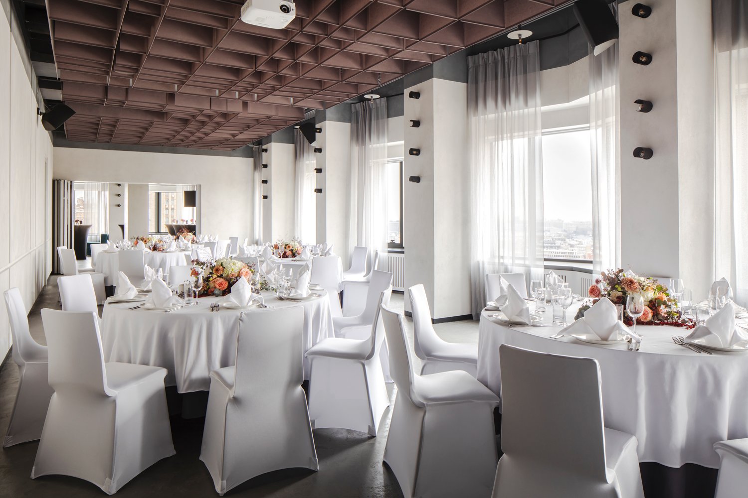 Интерьер зала "Арбат"&nbsp;Панорамный зал "Арбат" в AZIMUT Отель Смоленская Москва : 