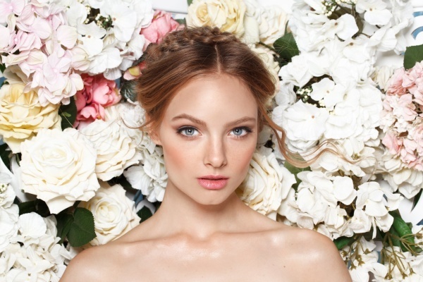 Нежное украшение: <b>цветы для свадебной прически</b>