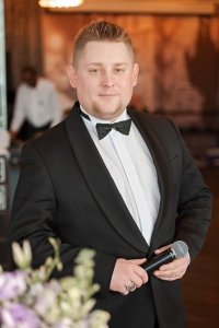логотип Ведущий Александр Тамкович