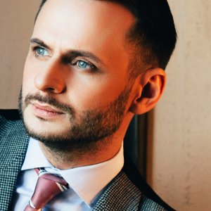 логотип Ведущий Алексей Невзоров